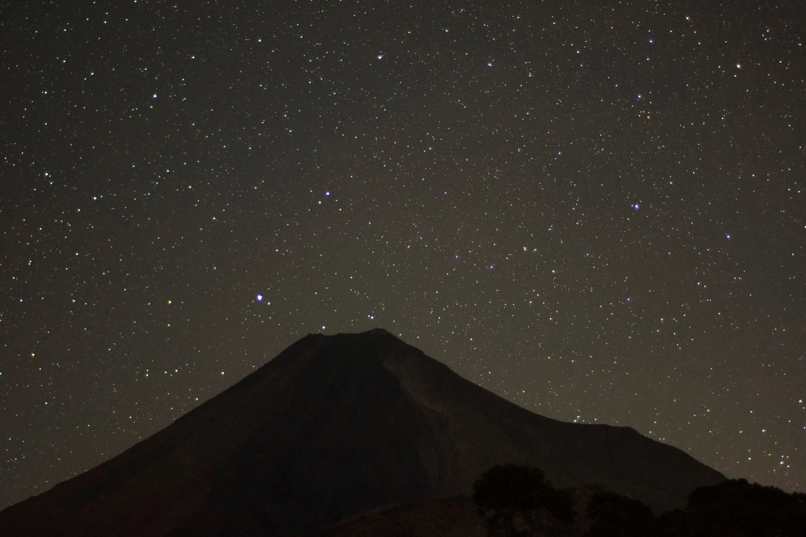 Silueta de un volcán de Colima bajo un cielo estrellado